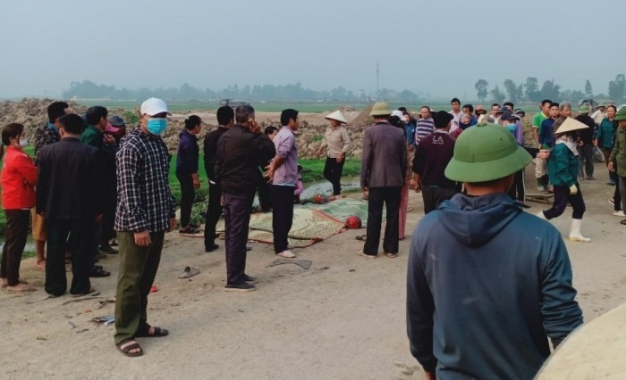 Bị xe tải cán trên đường đưa con đi học, 3 mẹ con tử vong ở Nghệ An