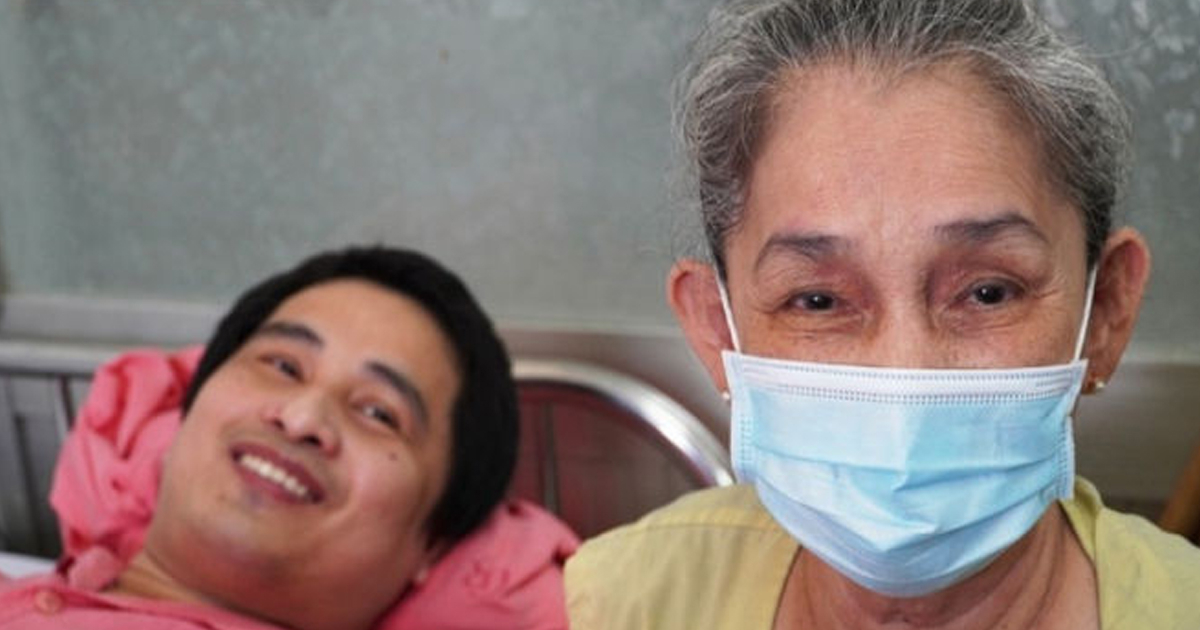 Người mẹ 67 tuổi nằm dưới giường bệnh của con trai 11 năm cuối cùng cũng được về nhà