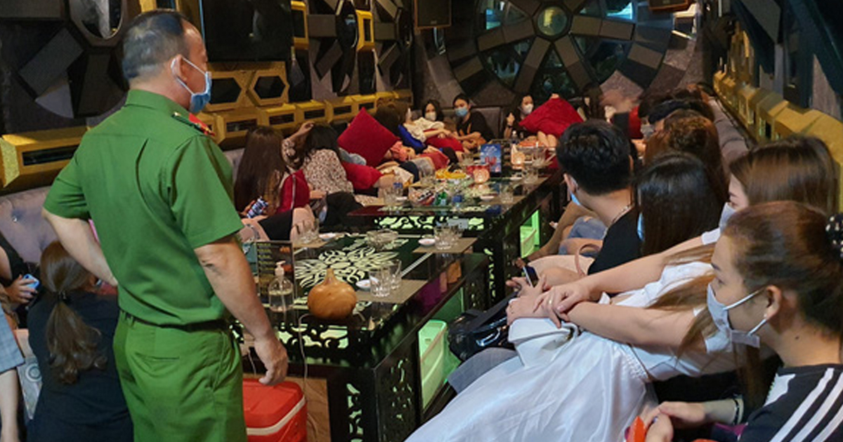 Một người Trung Quốc đã đi karaoke "tay vịn" ở quận 1 khi đang trong thời gian tự cách ly