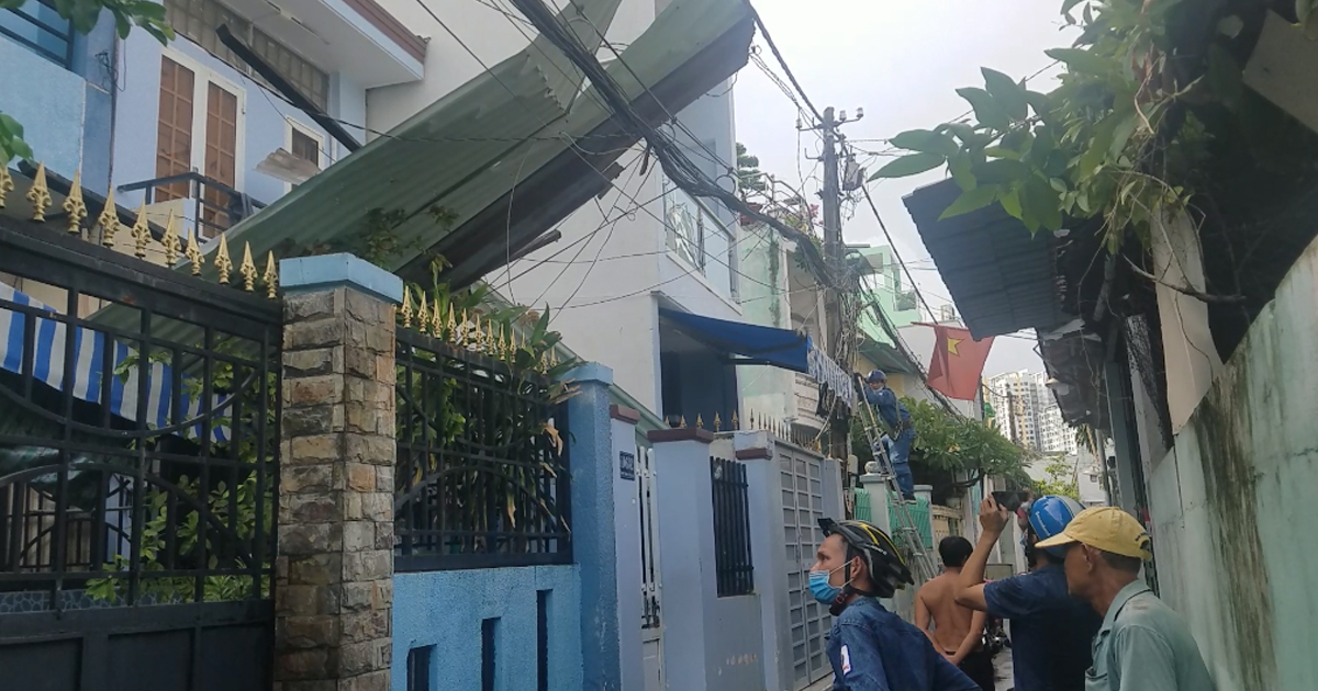 Hơn 20 năm Sài Gòn mới có trường hợp nhiều hộ dân Quận 8 tốc mái, tôn dài 2m bay thẳng vào nhà