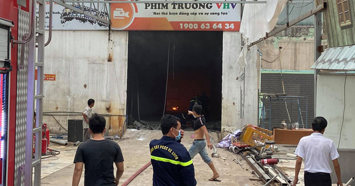 TP.HCM: Phim trường Sao Việt cháy lớn, nhiều người ôm bình gas bỏ chạy thoát thân