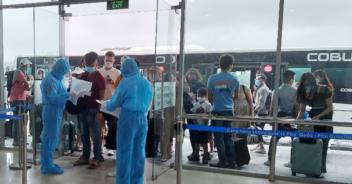 Trước thềm TP.HCM giãn cách, người người đổ ra sân bay khiến giá vé tăng gấp đôi
