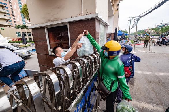 TP.HCM: Giảm số lượng shipper, muốn "thông chốt" phải đeo thẻ