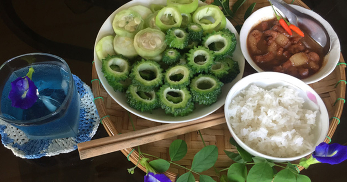 Bỏ phố về quê 'an dưỡng', hạnh phúc những bữa cơm rau trái vườn nhà trong mùa dịch