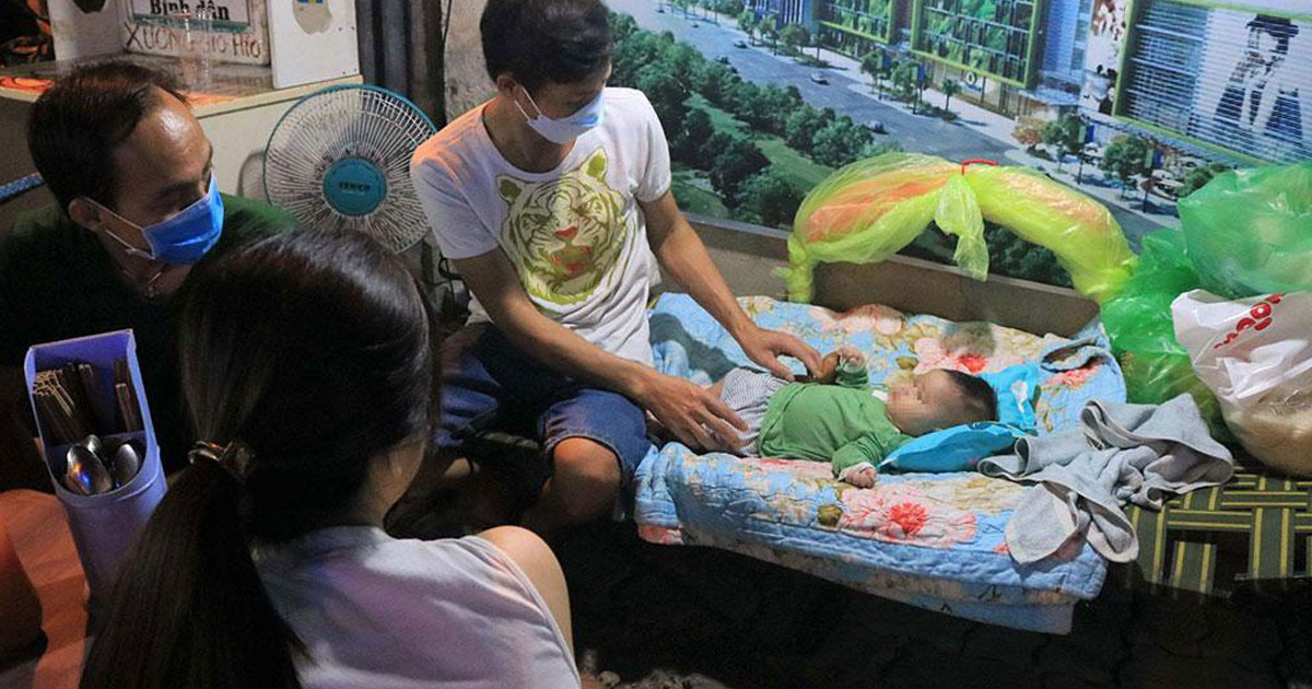 Xe hủ tiếu gõ có em bé 2 tháng tuổi và sự hào sảng của người Sài Gòn