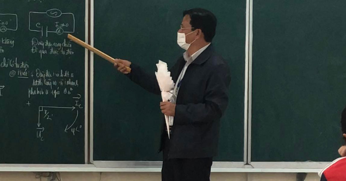 Bất ngờ được tặng nhân 20/11, thầy giáo nghẹn ngào vừa cầm hoa vừa đứng giảng bài suốt buổi học