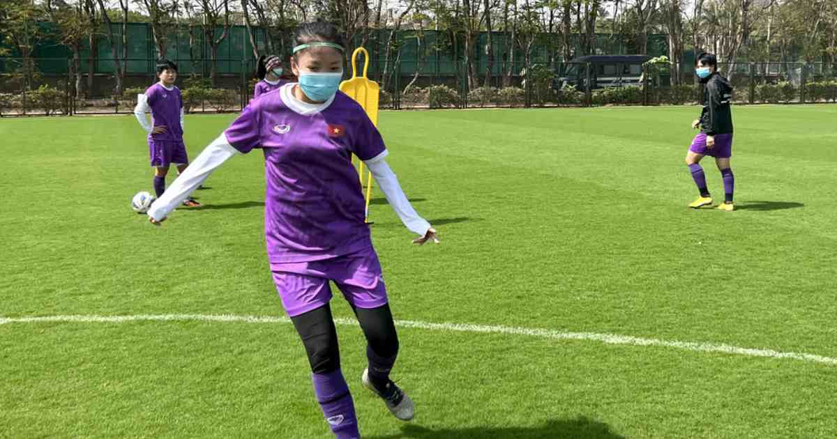 Đội tuyển nữ Việt Nam tập luyện giữa trưa nắng, quyết đánh bại Đài Loan