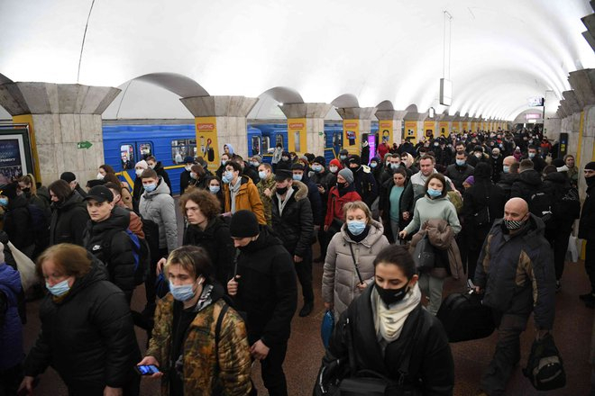 Ukraine ban bố tình trạng khẩn cấp, yêu cầu công dân ở Nga 'về ngay lập tức'