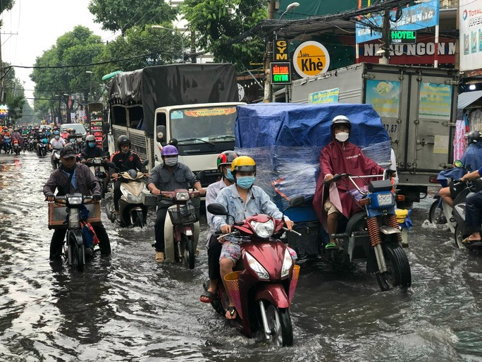 Người dân nhiều nơi ở TP HCM "ngụp lặn" sau cơn mưa lớn Người dân nhiều nơi ở TP HCM "ngụp lặn" sau cơn mưa lớn