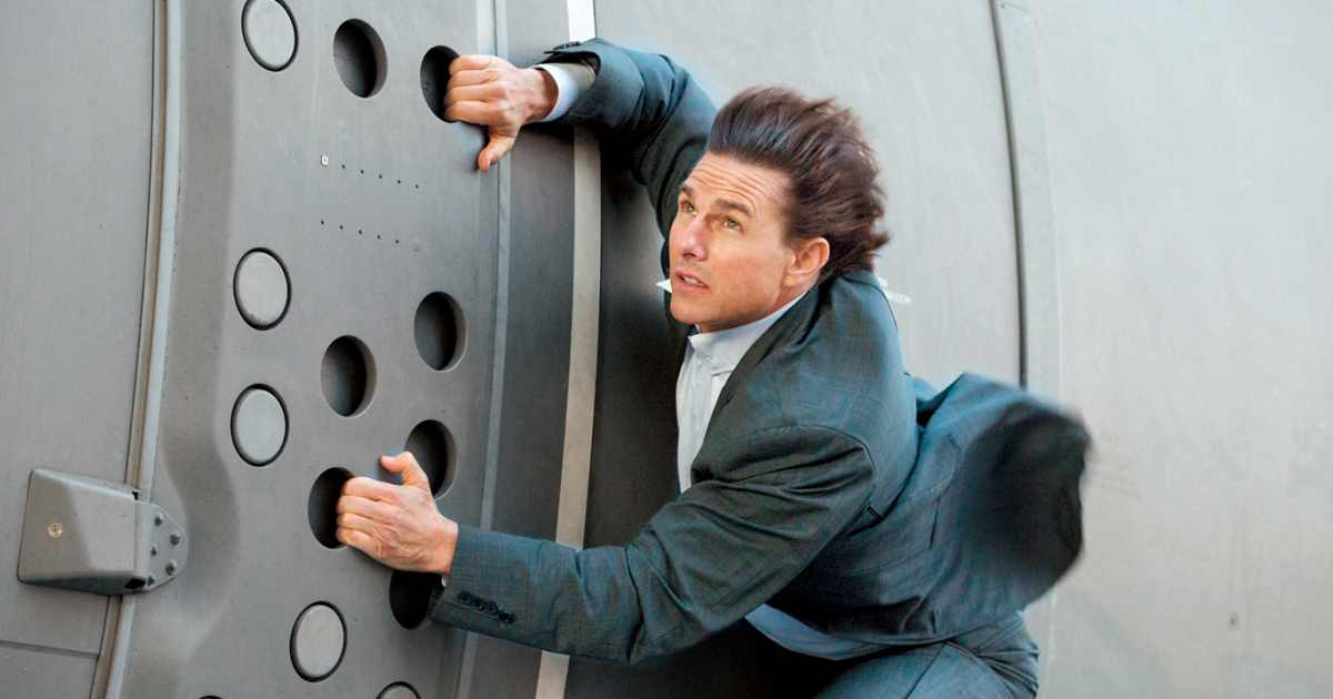 Tom Cruise treo lơ lửng trên máy bay, bị gãy mắt cá chân để thực hiện cảnh mạo hiểm