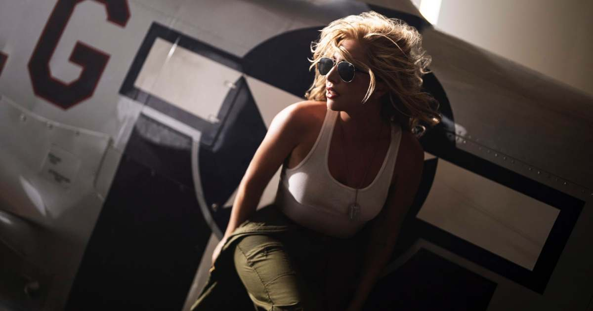Lady Gaga siêu "bụi", kể chuyện thành nữ phi công bằng âm nhạc