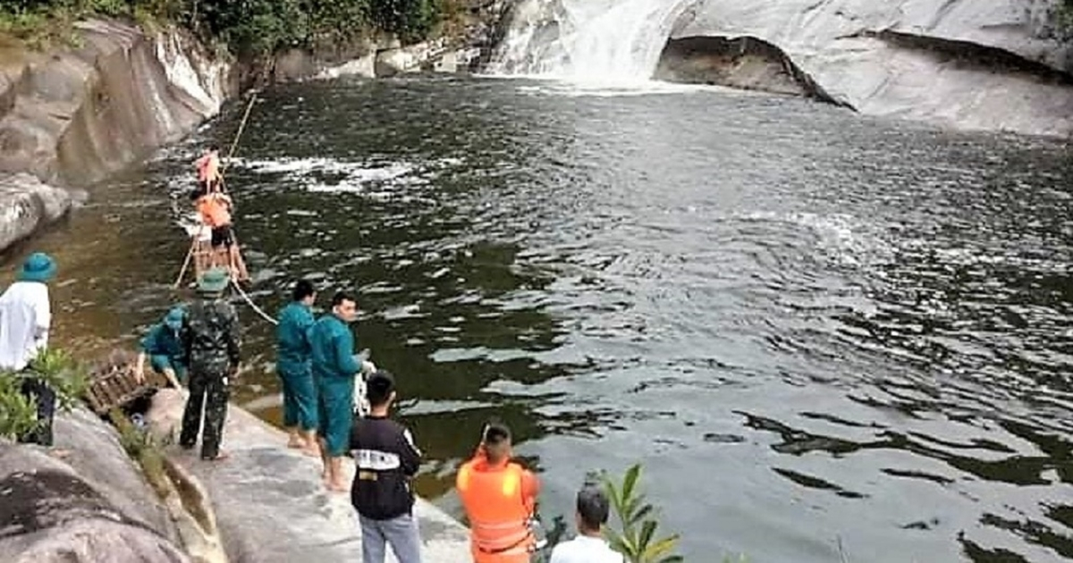 Hàng trăm người tìm kiếm người đàn ông mất tích khi tắm thác 7 tầng ở Nghệ An