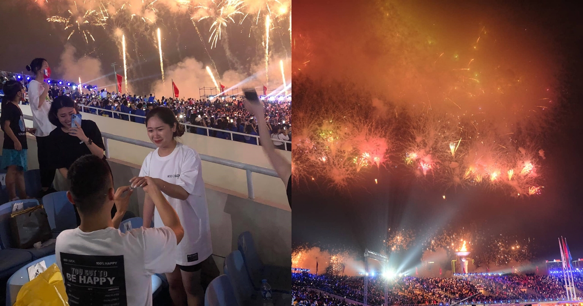 Khoảnh khắc đẹp của lễ khai mạc Sea Games 31: Chàng trai cầu hôn bạn gái ngay trên khán đài sân vận động