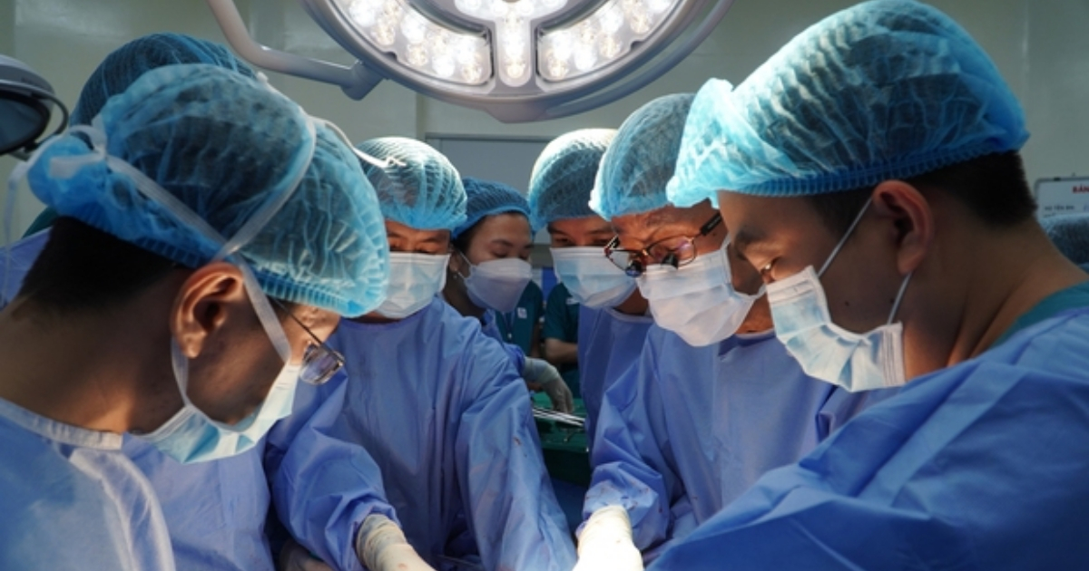 Các bác sĩ mặc niệm tiễn biệt nam sinh viên 19 tuổi hiến tạng cứu 4 người: Xin cảm ơn em!