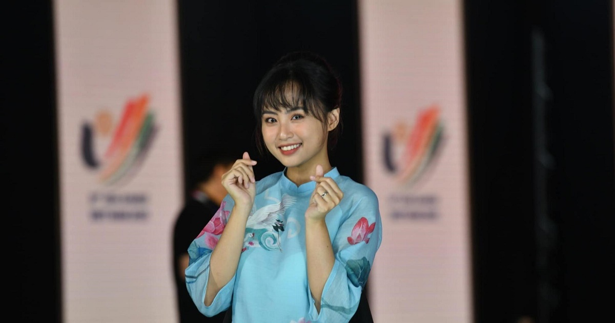 SEA Games 31: Nữ MC Việt Nam diện áo dài, khoe "visual" nữ thần khiến cộng đồng mạng điêu đứng