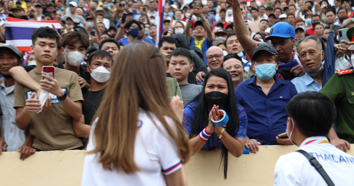 Fan Thái Lan gây sự, chiếm chỗ ngồi của cổ động viên Việt Nam trên sân Thiên Trường