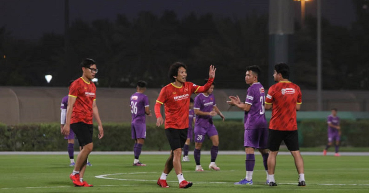 Tân HLV U23 Việt Nam có đột phá mới, bật nhạc sàn cho các cầu thủ tập luyện