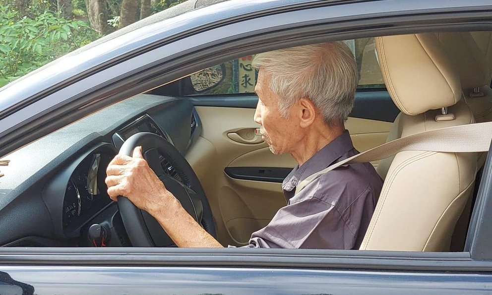 Trầm trồ cụ ông 83 tuổi dù lưng còng vẫn tự lái ô tô đi chợ