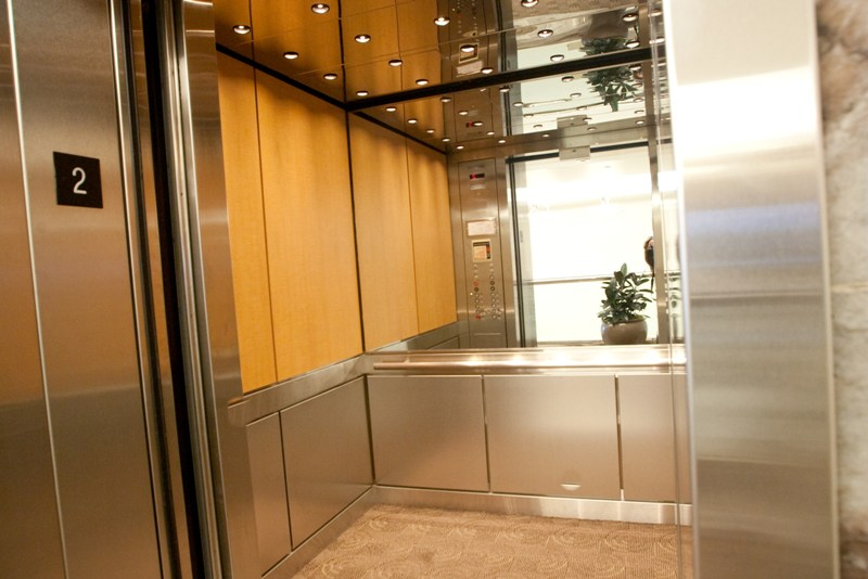 Gương lắp trong thang máy có ý nghĩa gì: Hầu hết đều không biết