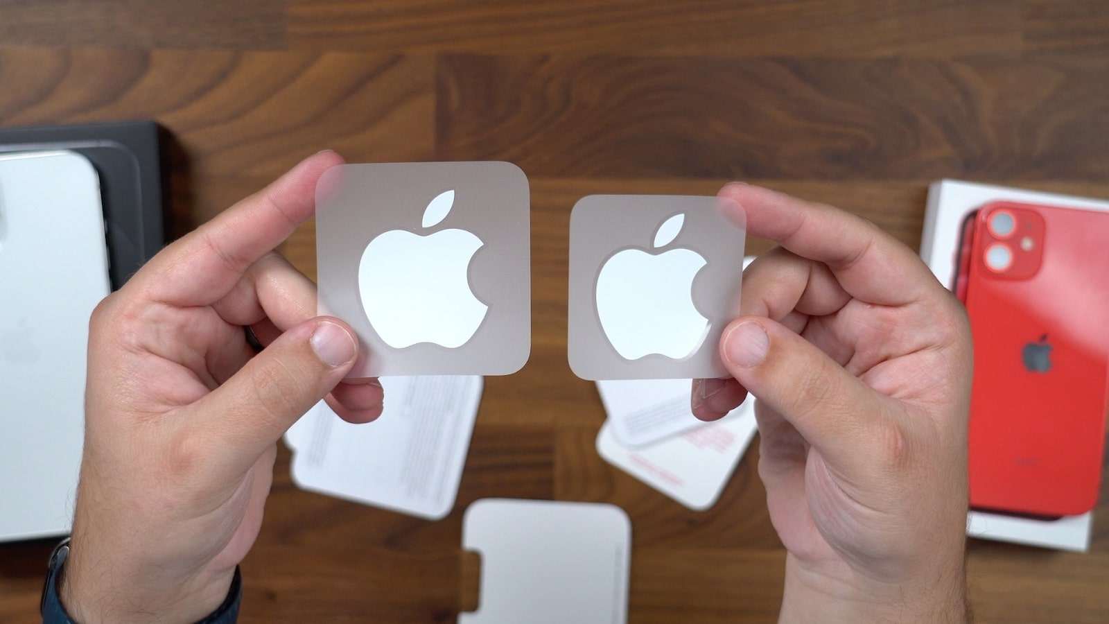 Đây chính là lý do vì sao Apple luôn tặng kèm sticker in hình logo 'táo khuyết' trong hộp iPhone hay iPad