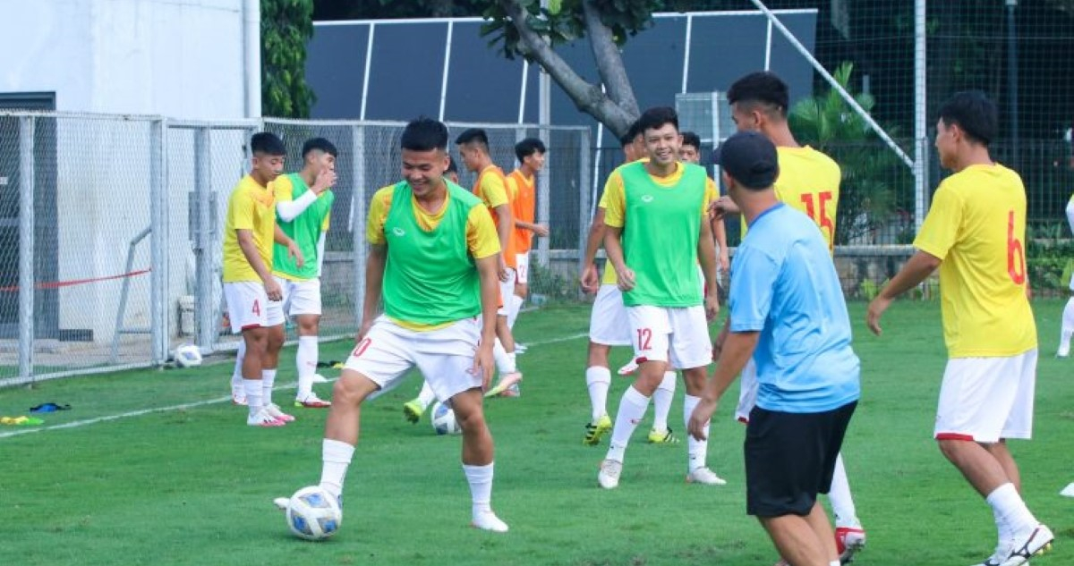 Cầu thủ U19 Việt Nam cười thả ga sau chuyến bay "hành xác" tới Indonesia