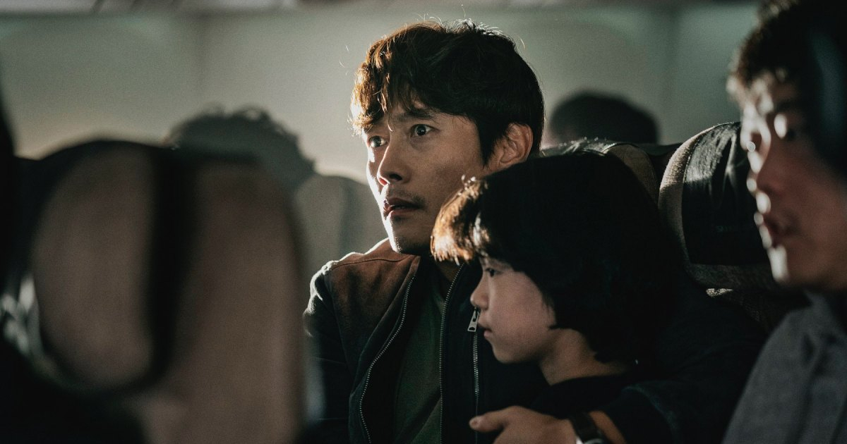 Vừa quay lại với điện ảnh, Lee Byung-hun buộc "Hạ cánh khẩn cấp" trên chuyến bay sinh tử