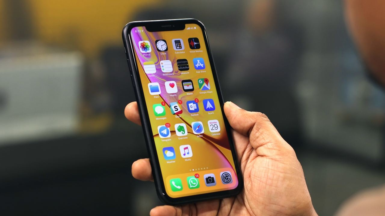 iPhone XR biến mất trên các kệ hàng chính hãng tại Việt Nam