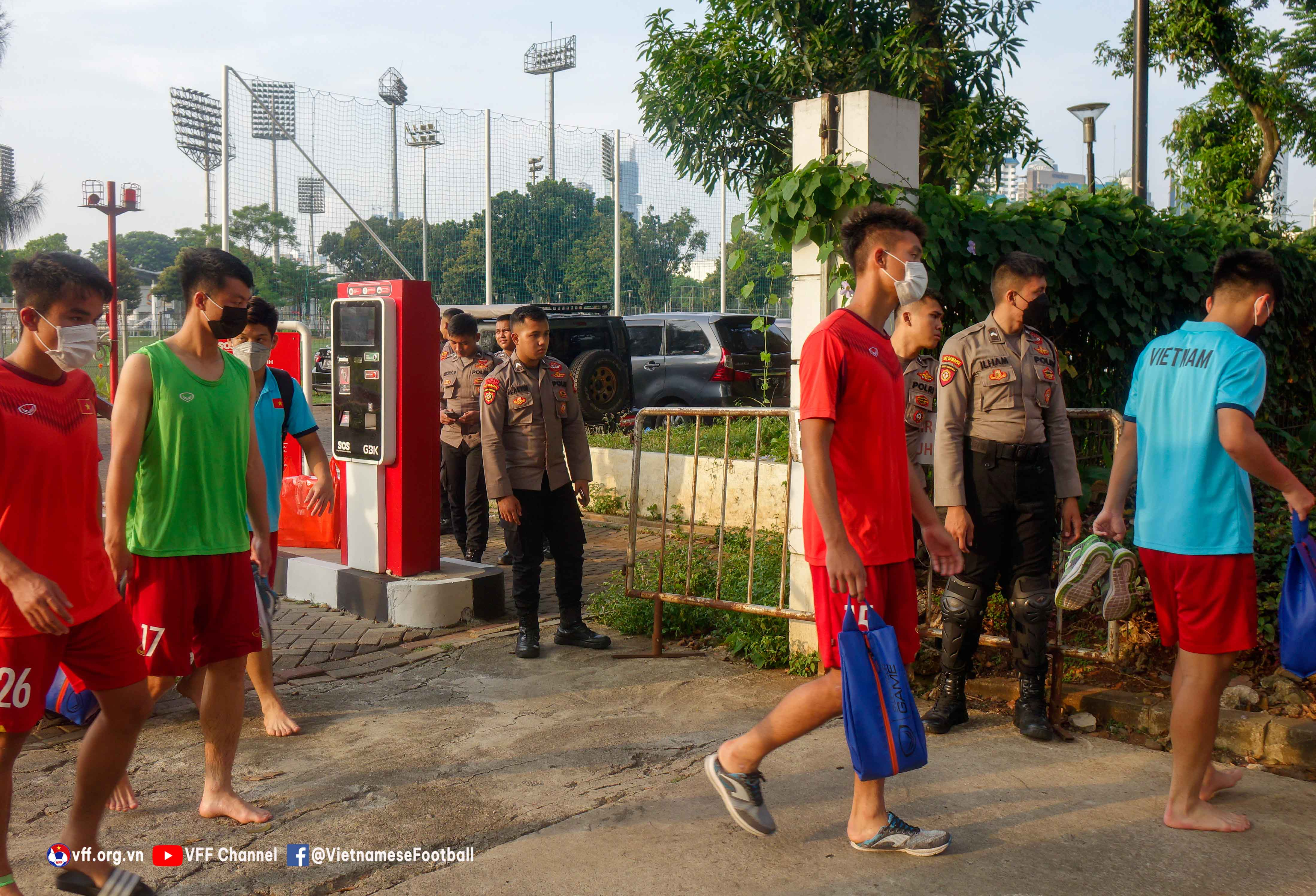 Sợ CĐV Indo tấn công, U19 Việt Nam được cảnh sát bảo vệ như "yếu nhân"