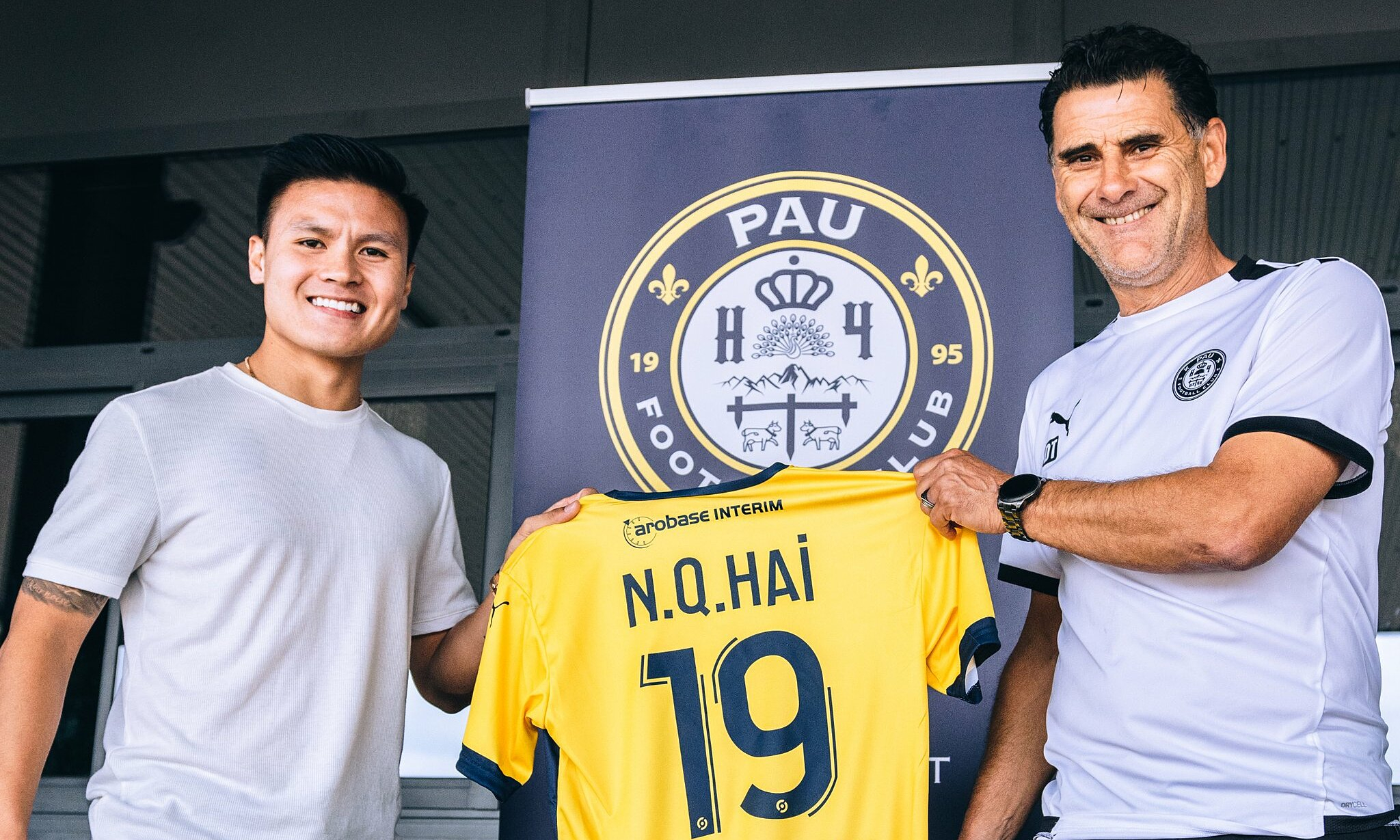 Quang Hải chú ý, HLV Pau FC gửi thông điệp đặc biệt đến "Messi Việt Nam"