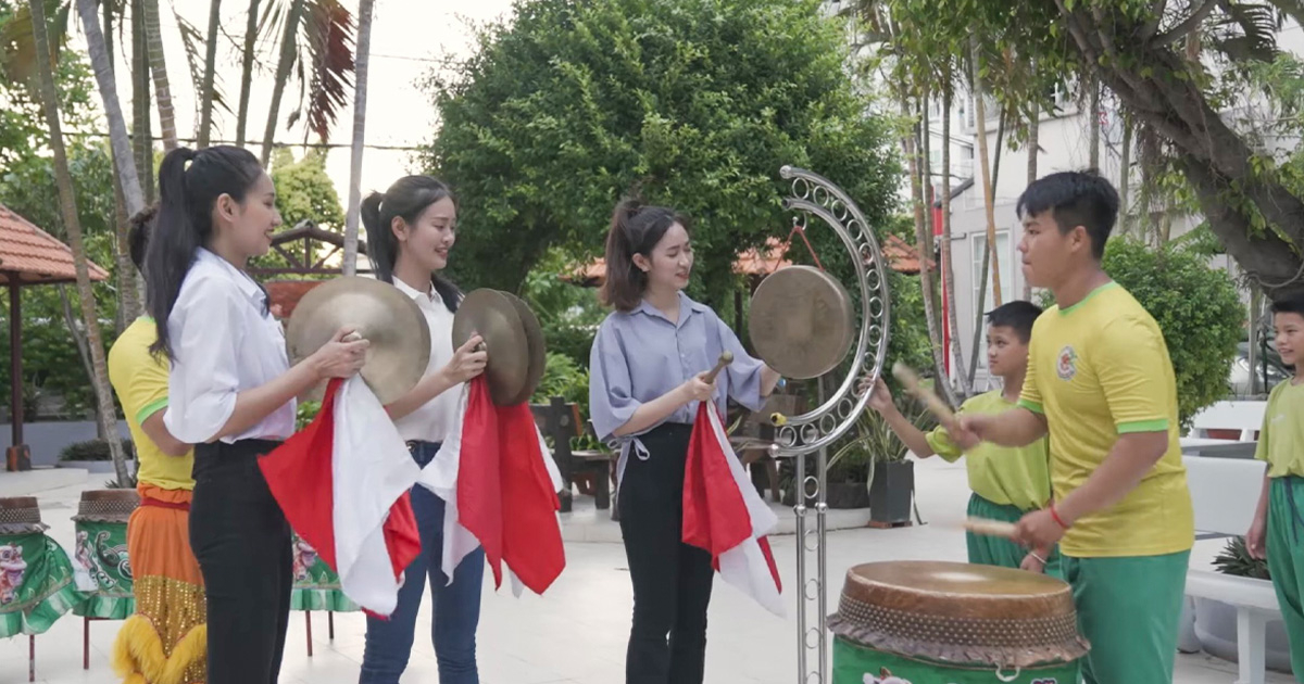 Người đẹp Nhân ái - "Miss World Vietnam 2022" thích thú khi lần đầu được “đánh trống - múa lân”