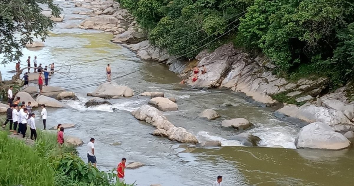 Lào Cai: 2 vợ chồng du khách bị nước cuốn trôi khi ra suối chụp ảnh