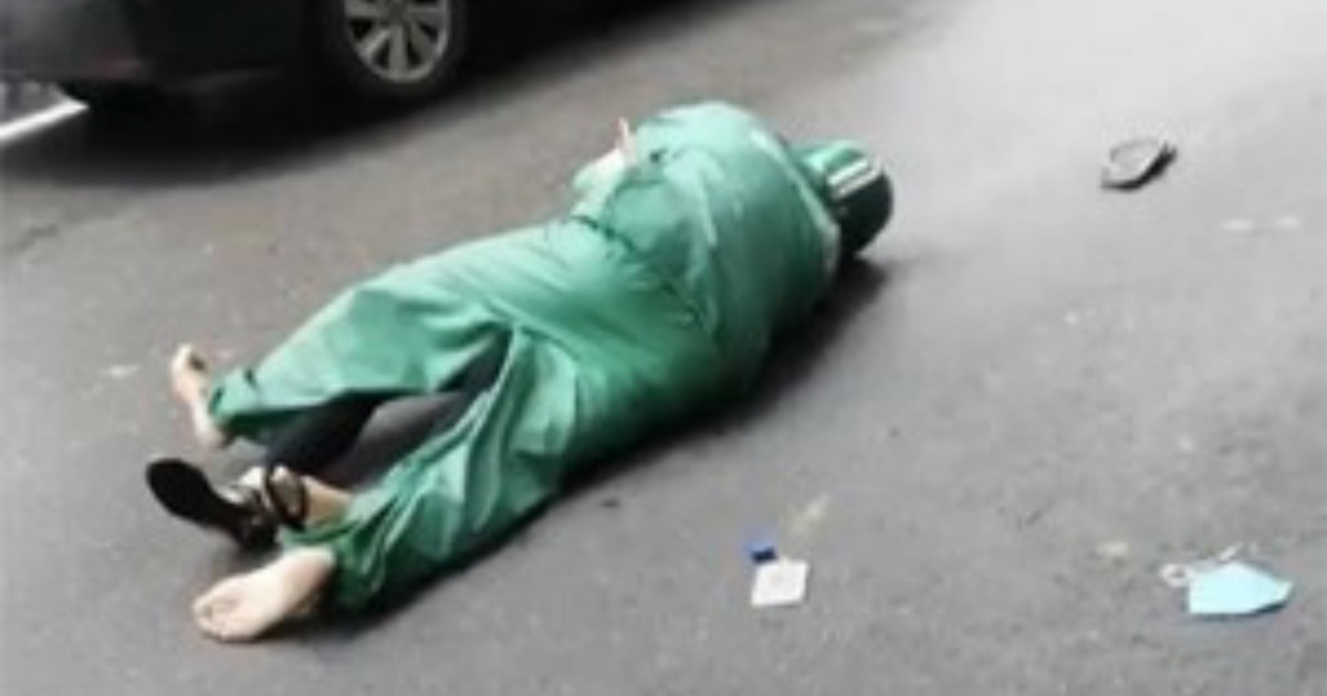 Bàng hoàng chứng kiến người phụ nữ bị sát hại giữa phố trung tâm Hà Nội