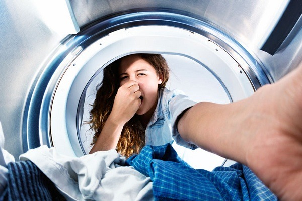 Làm sao để quần áo giặt máy không bị mùi hôi khó chịu, nhất là trong mùa mưa?