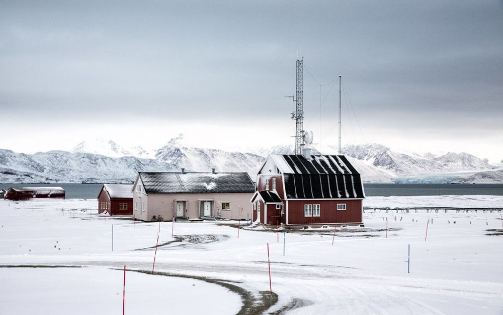 Thị trấn sạch nhất thế giới: Cấm điện thoại di động, wifi, hằng ngày phải sống chung với gấu Bắc Cực