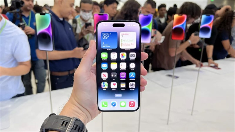 Người dân Việt Nam làm bao nhiêu ngày mới đủ mua iPhone 14 Pro?