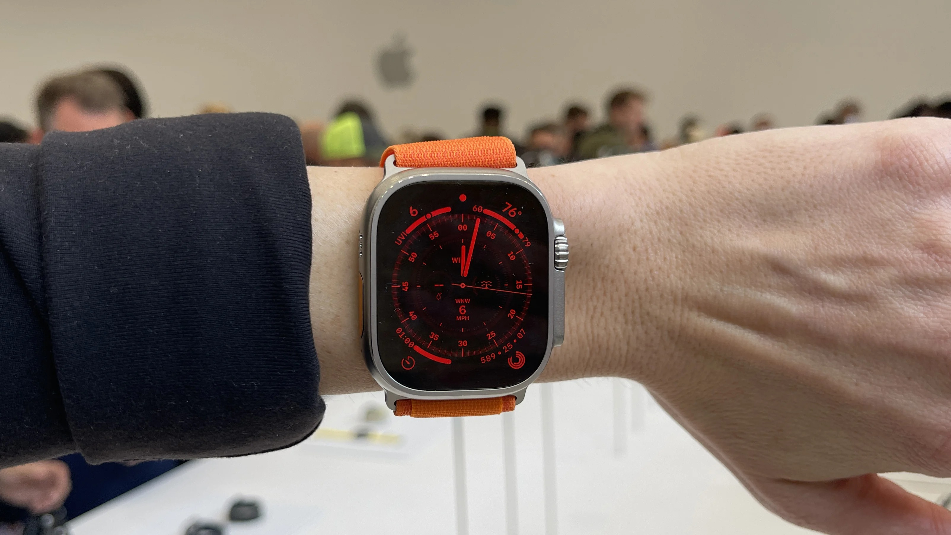 Chủ cửa hàng xách tay dè dặt nhập về Apple Watch Ultra