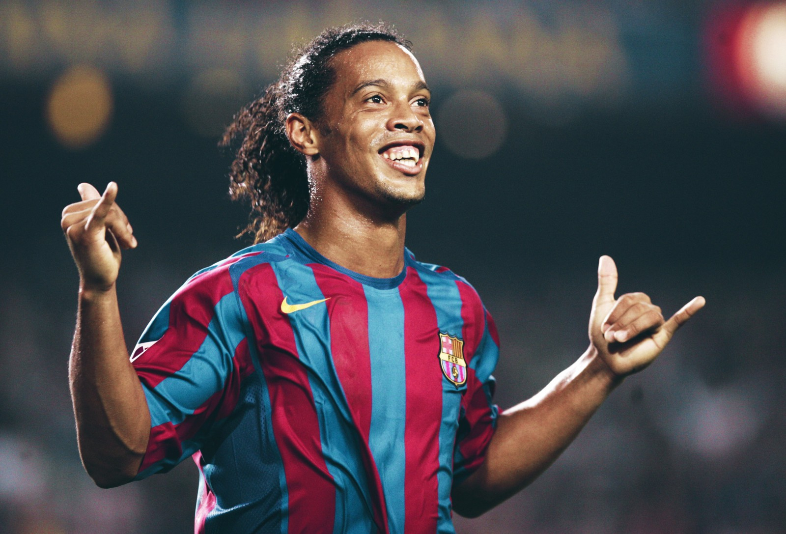 VIDEO: Huyền thoại Ronaldinho vẽ "cầu vồng" tuyệt đẹp ở tuổi 42