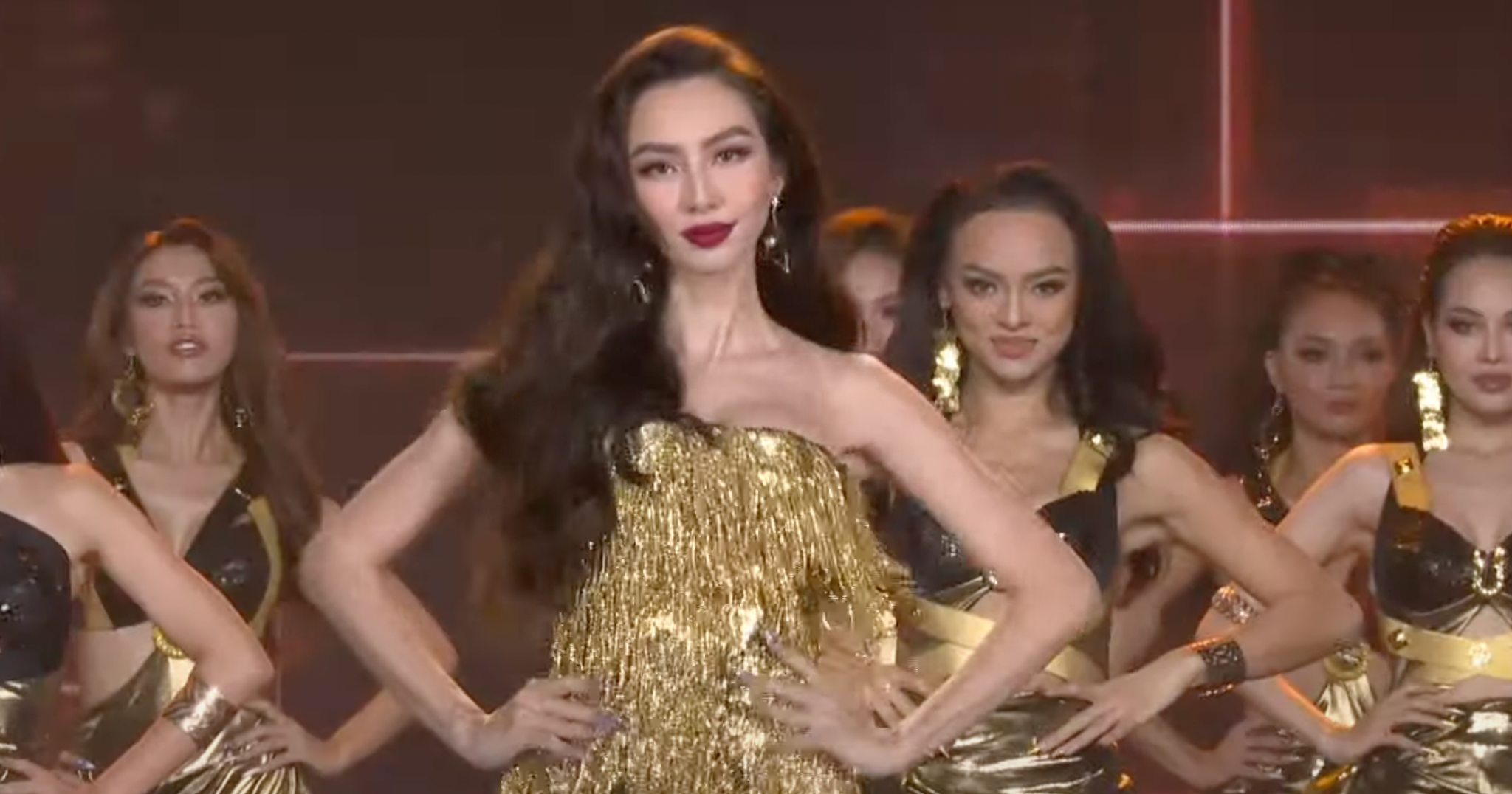 Thùy Tiên đồng diễn cùng top 50 Miss Grand Vietnam 2022, thần thái và kỹ năng đánh bật tất cả