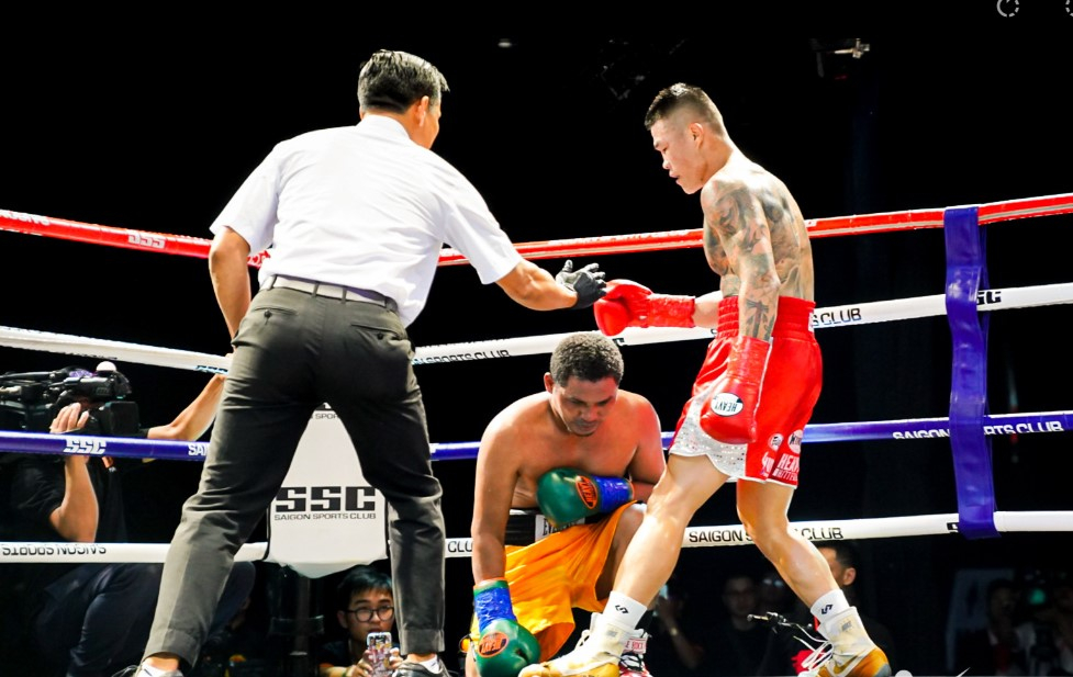VIDEO: "Nam vương boxing Việt Nam" tái xuất sau 3 năm, knock-out đối thủ sau 3 hiệp