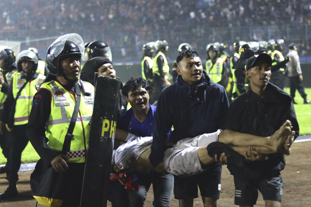 Thảm kịch bóng đá Indonesia: Đau lòng con số 32 trẻ em thiệt mạng