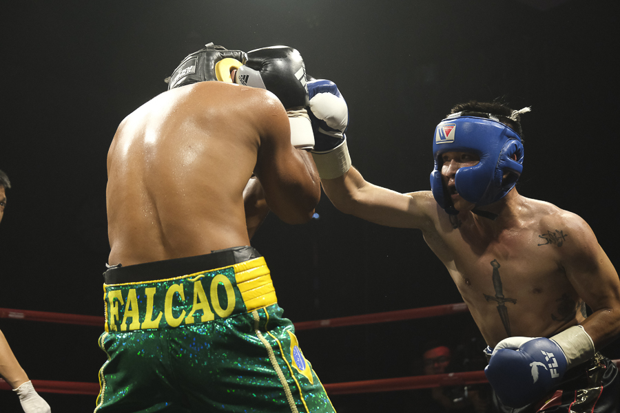 Ngỡ ngàng Đinh Hồng Quân trụ vững trước "ông hoàng knock-out boxing thế giới"