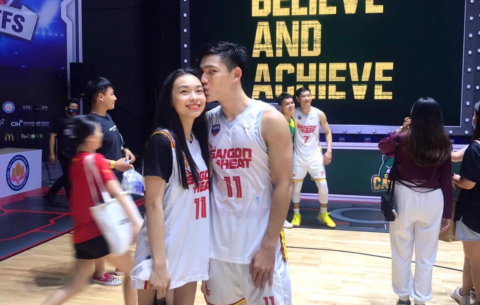 Sao trẻ bóng rổ Việt Nam khoe ảnh ngọt ngào bên bạn gái