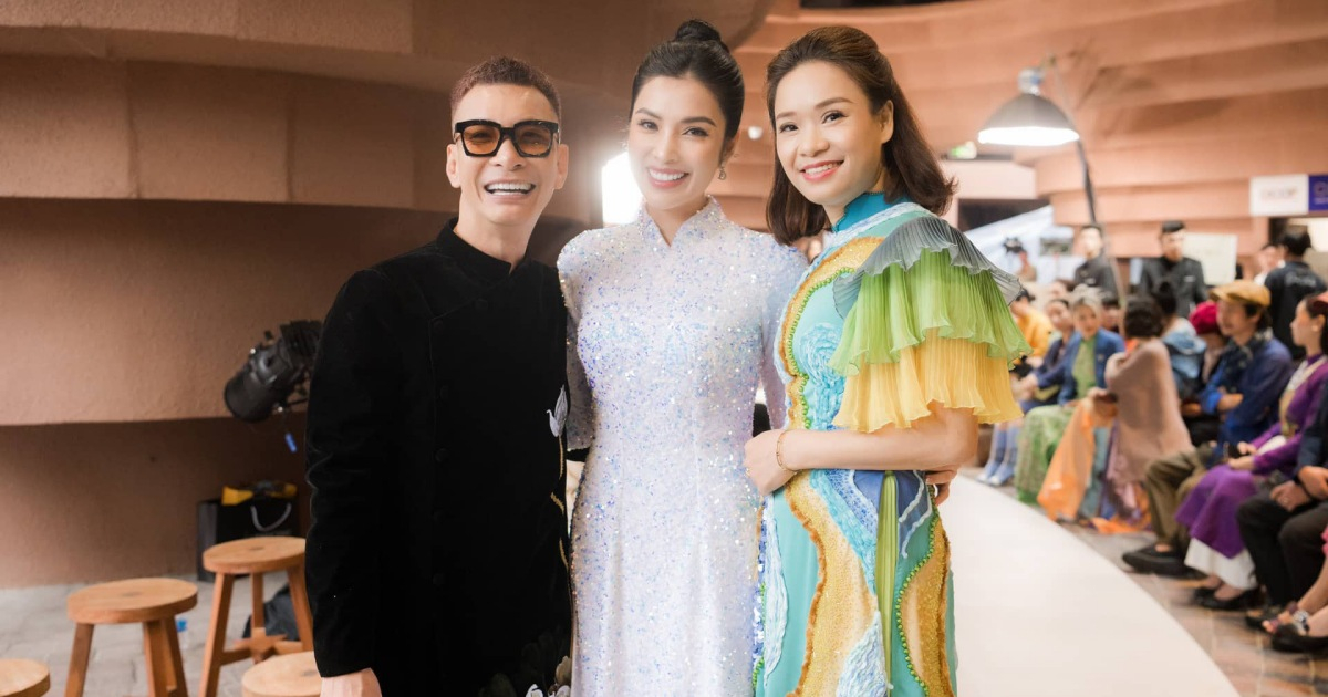MC Kim Huyền Sâm, ca sĩ Hoàng Kim Long diện áo dài đi xem show của NTK Kenny Thái