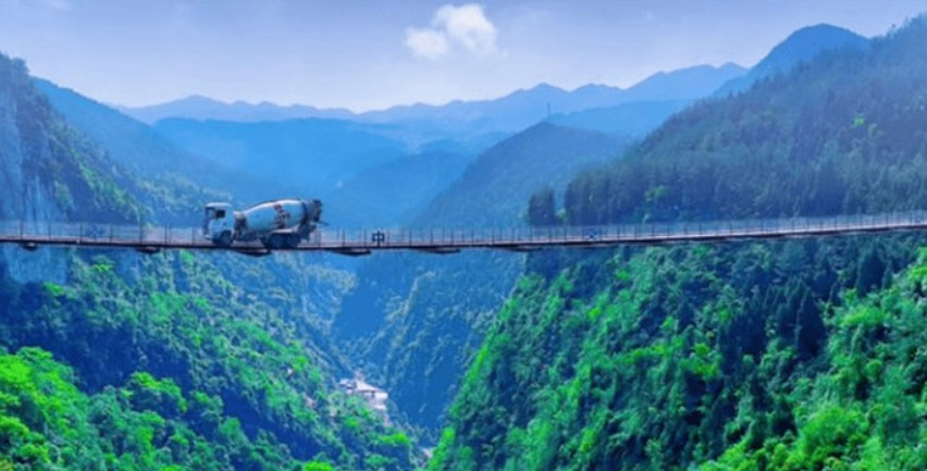 Xe ô tô tải đi qua cầu treo bằng dây xích bắc qua hẻm núi sâu 300m tại Trung Quốc khiến cả thế giới phải "khóc thét"