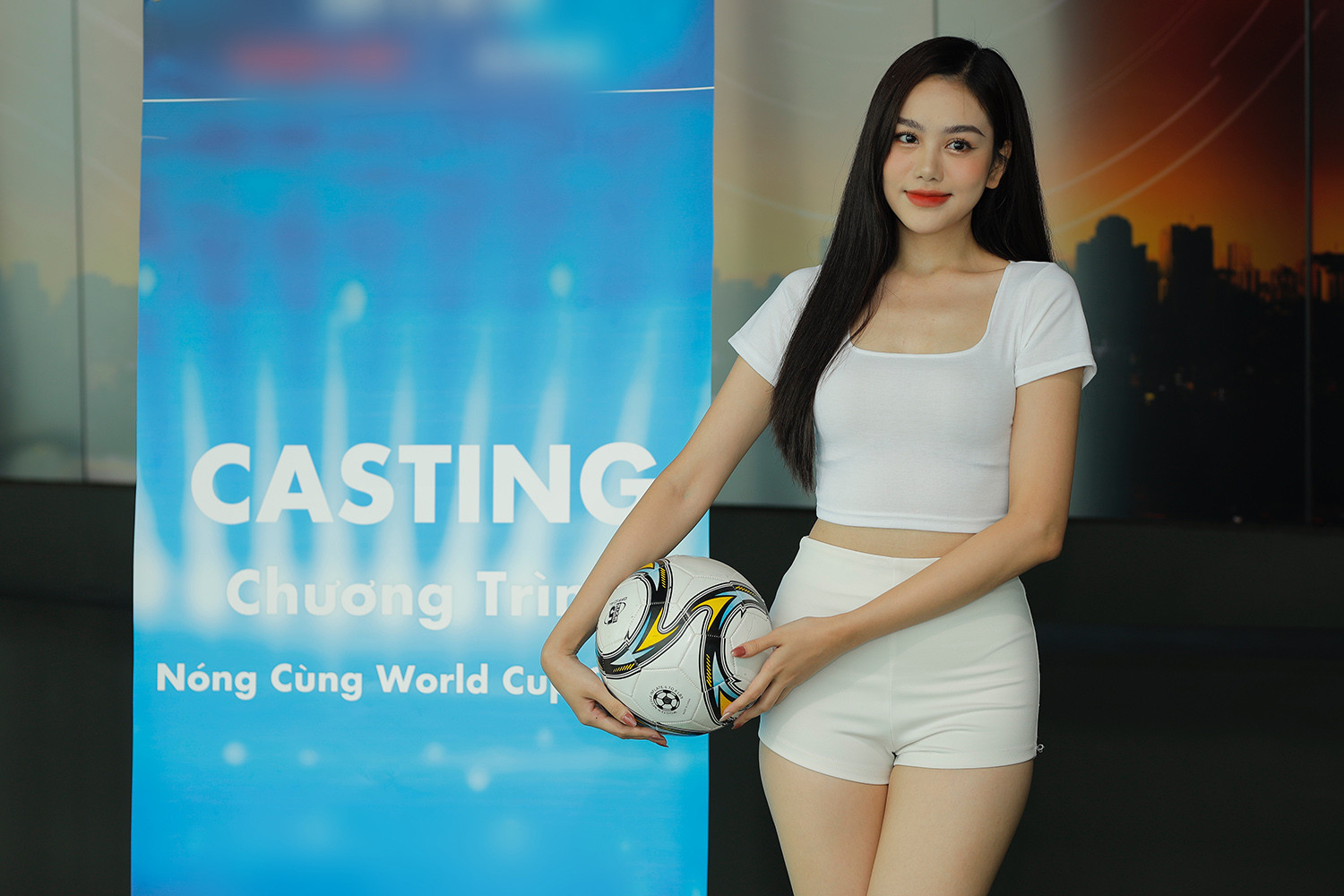 Cận cảnh nhan sắc xinh đẹp của hotgirl đại diện cho Pháp ở "Nóng cùng World Cup"