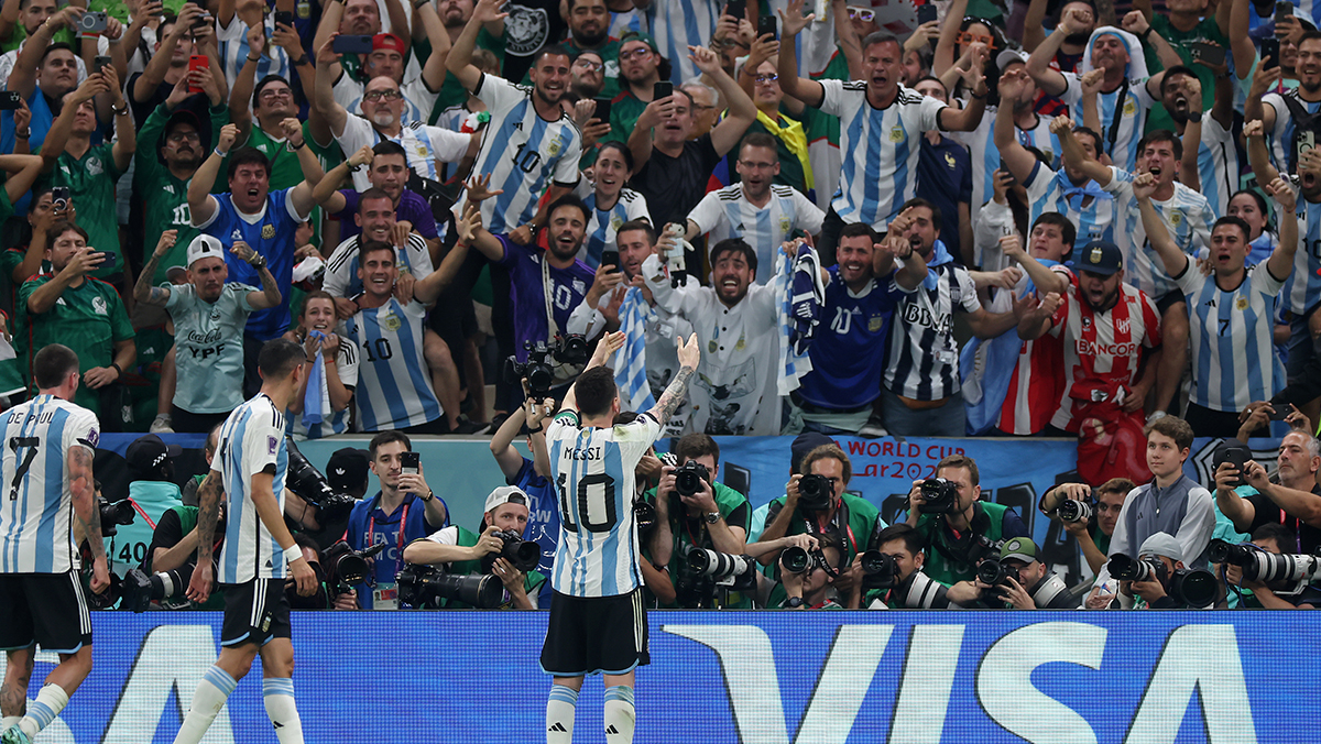 VIDEO: Cổ động viên Argentina "phát điên" khi Messi ghi bàn