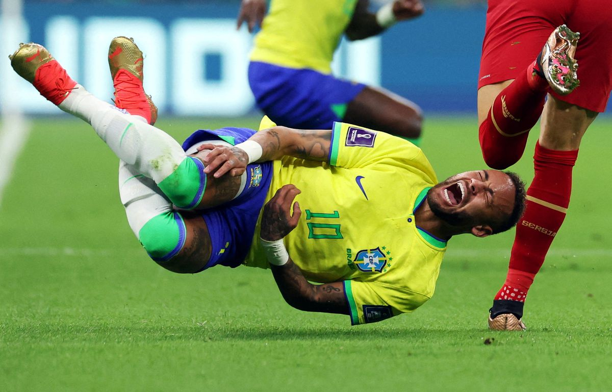Neymar đăng ảnh bàn chân sưng vù khiến CĐV Brazil lo lắng