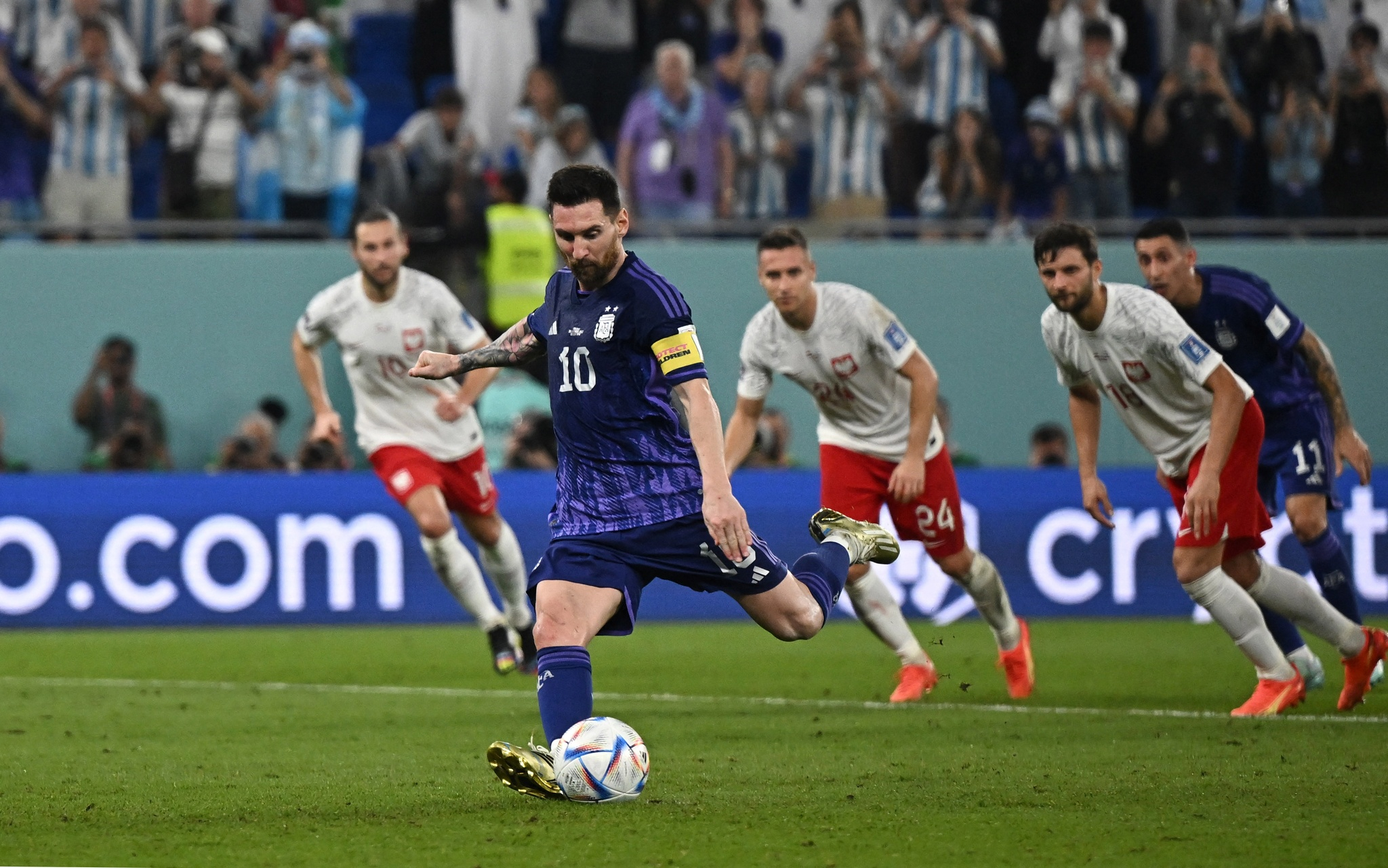 Messi trượt penalty, Argentina vẫn giành vé vào vòng knock-out - MOLI Star