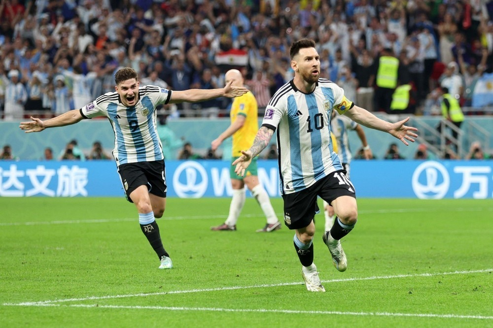 Messi tỏa sáng, Argentina tiến thẳng vào tứ kết World Cup 2022