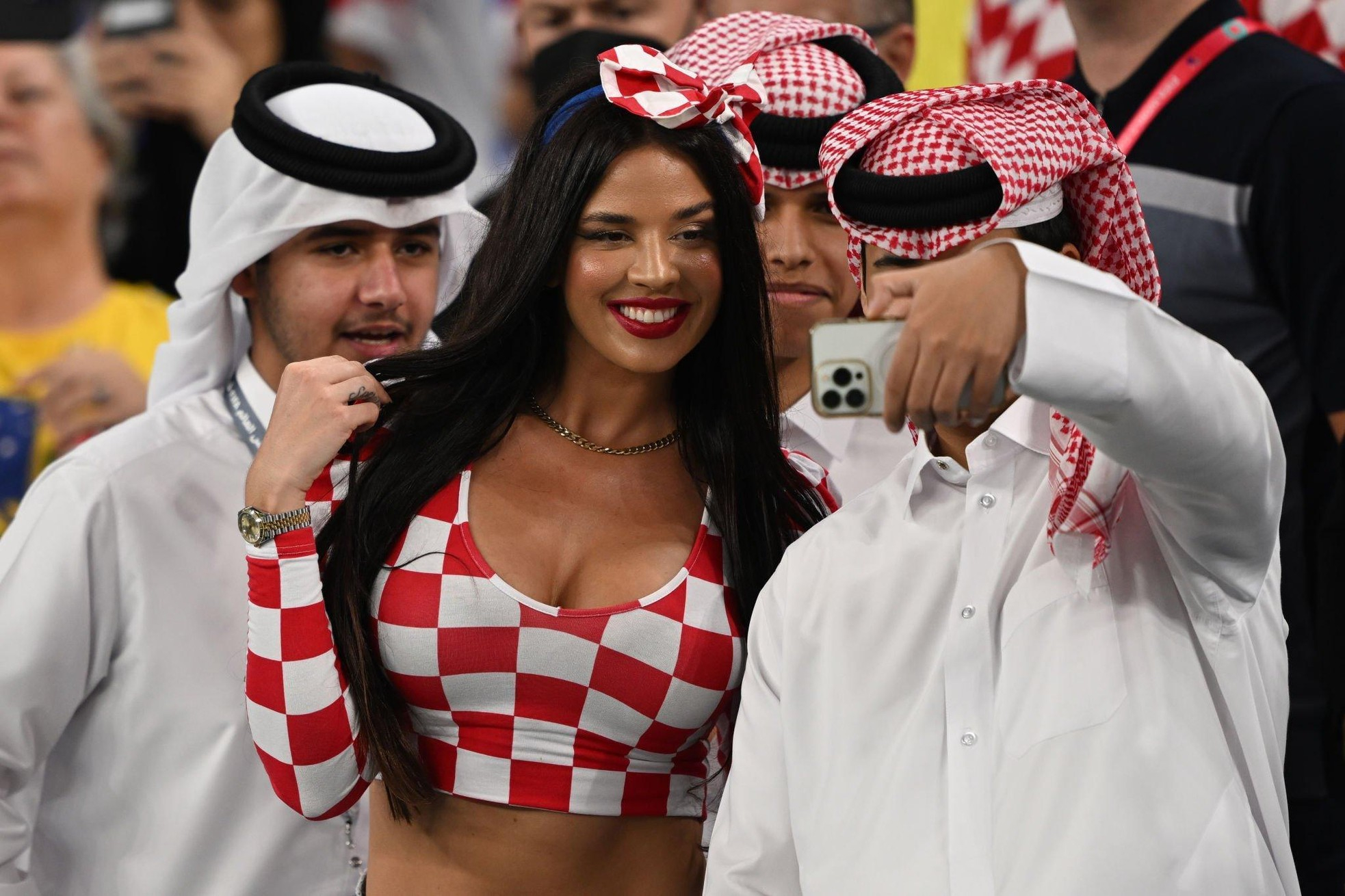 "Mỹ nhân" Croatia thách thức chủ nhà Qatar, mặc hở táo bạo ở World Cup